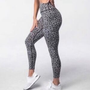Balance athletica kingdom cheetah leggings gray black